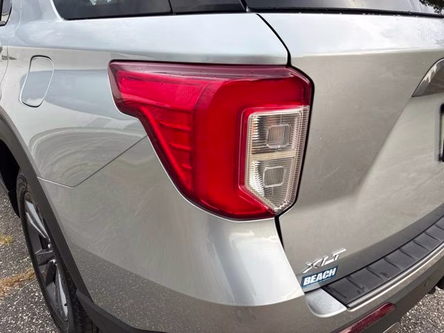 2023 Silver Metallic Ford Explorer XLT 4X4 SUV