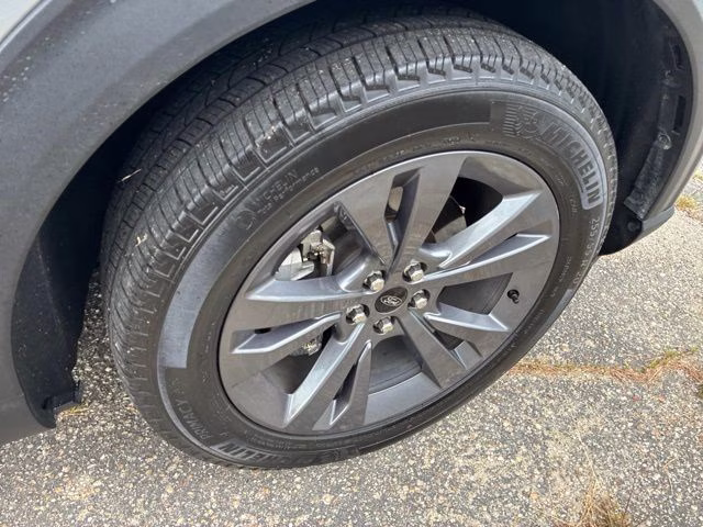 2023 Silver Metallic Ford Explorer XLT 4X4 SUV