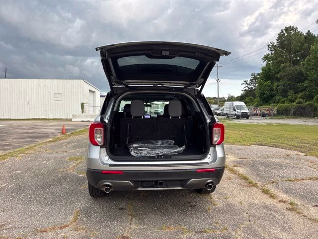 2023 Silver Metallic Ford Explorer XLT 4X4 SUV