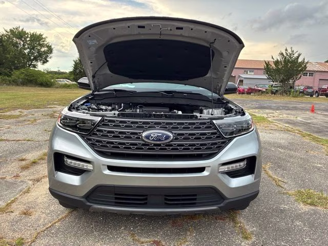 2023 Silver Metallic Ford Explorer XLT 4X4 SUV