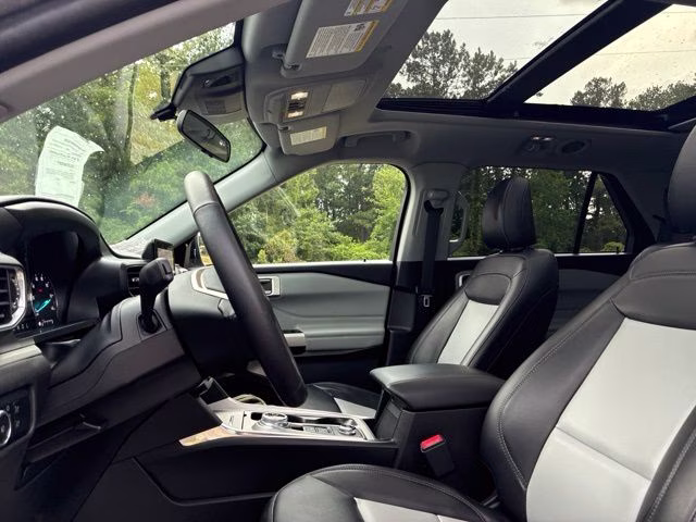 2023 Silver Metallic Ford Explorer XLT 4X4 SUV