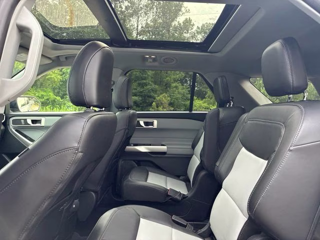 2023 Silver Metallic Ford Explorer XLT 4X4 SUV