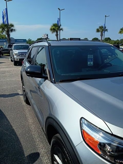 2023 Silver Metallic Ford Explorer XLT 4X4 SUV