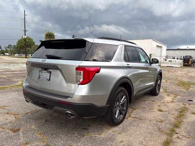 2023 Silver Metallic Ford Explorer XLT 4X4 SUV
