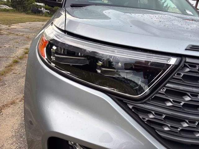 2023 Silver Metallic Ford Explorer XLT 4X4 SUV