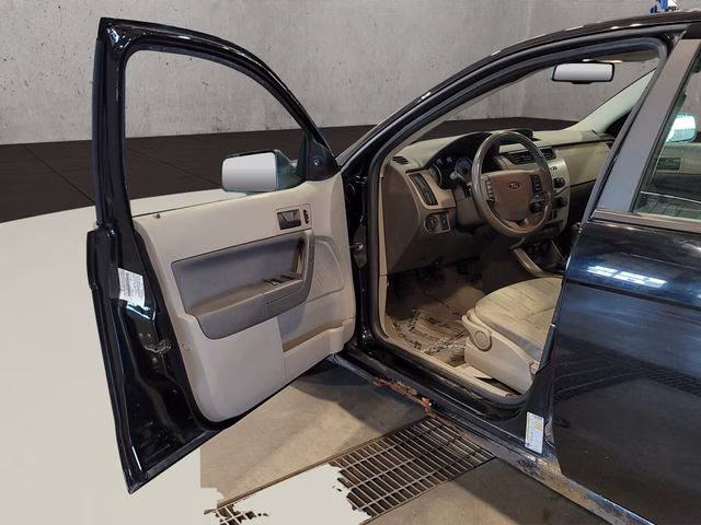 2010 Ebony Ford Focus SE FWD Sedan