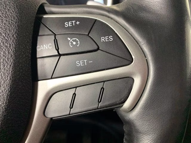 2015 Billet Silver Metallic Clearcoat Jeep Grand Cherokee Altitude 4X4 SUV