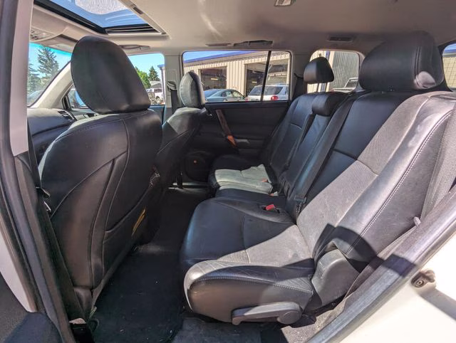 2011 Classic Silver Metallic Toyota Highlander Limited 4X4 SUV