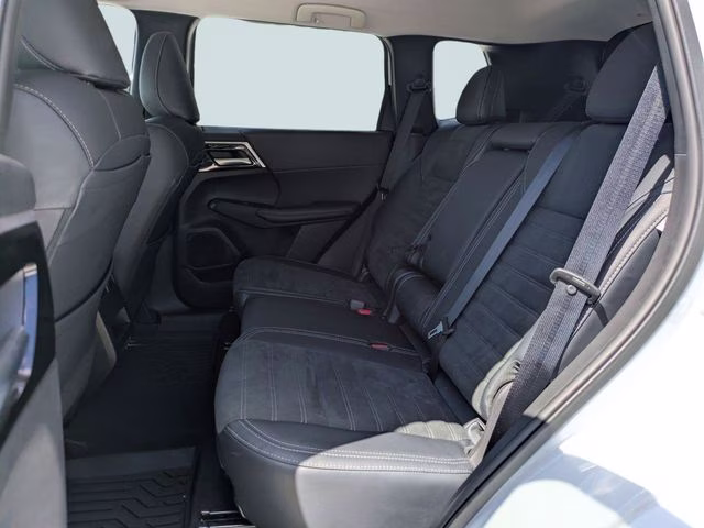 2024 White Diamond Mitsubishi Outlander SE FWD SUV
