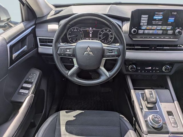 2024 White Diamond Mitsubishi Outlander SE FWD SUV