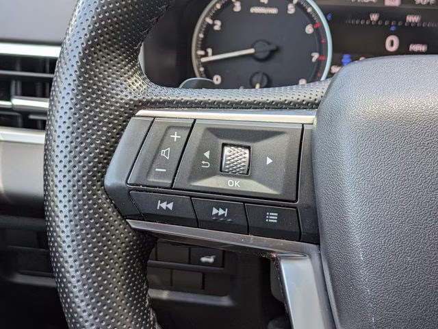 2024 White Diamond Mitsubishi Outlander SE FWD SUV