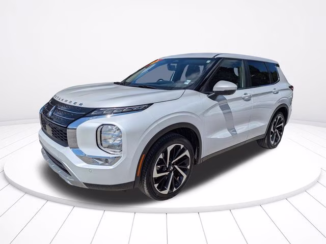 2024 White Diamond Mitsubishi Outlander SE FWD SUV