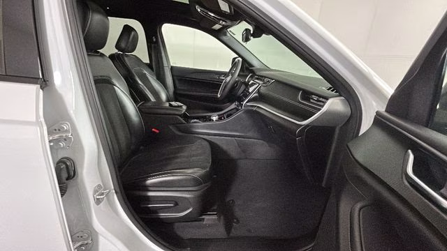 2023 Bright White Clearcoat Jeep Grand Cherokee L Altitude 4X4 SUV