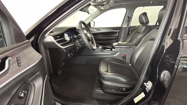 2023 Diamond Black Crystal Pearlcoat Jeep Grand Cherokee 4xe 4X4 SUV