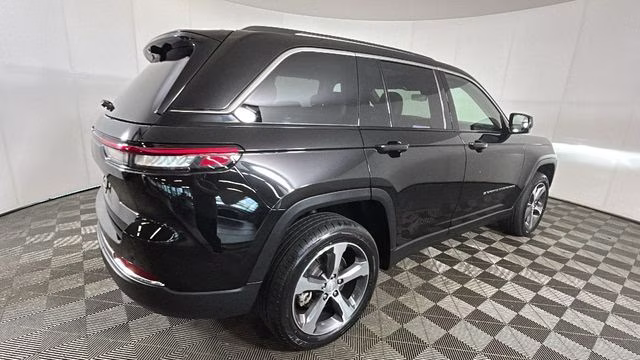 2023 Diamond Black Crystal Pearlcoat Jeep Grand Cherokee 4xe 4X4 SUV