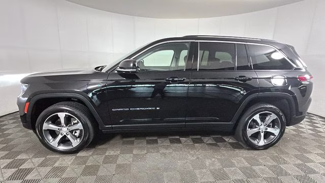 2023 Diamond Black Crystal Pearlcoat Jeep Grand Cherokee 4xe 4X4 SUV