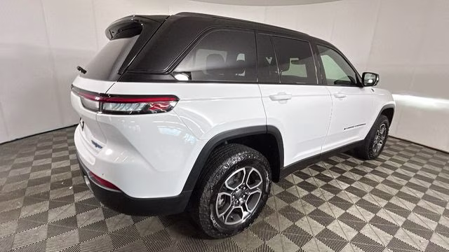 2022 Bright White Clearcoat Jeep Grand Cherokee Trailhawk 4xe 4X4 SUV