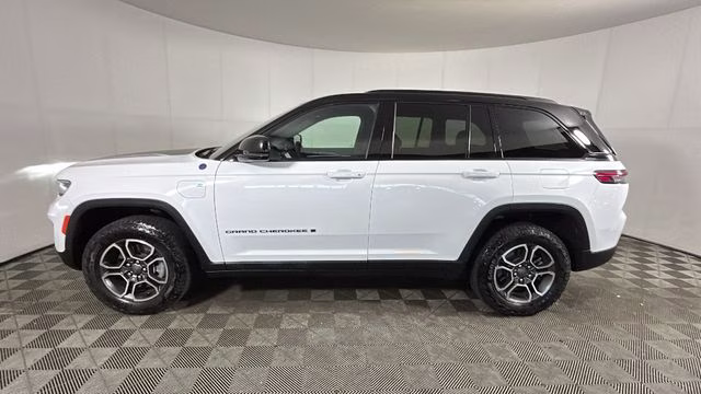 2022 Bright White Clearcoat Jeep Grand Cherokee Trailhawk 4xe 4X4 SUV
