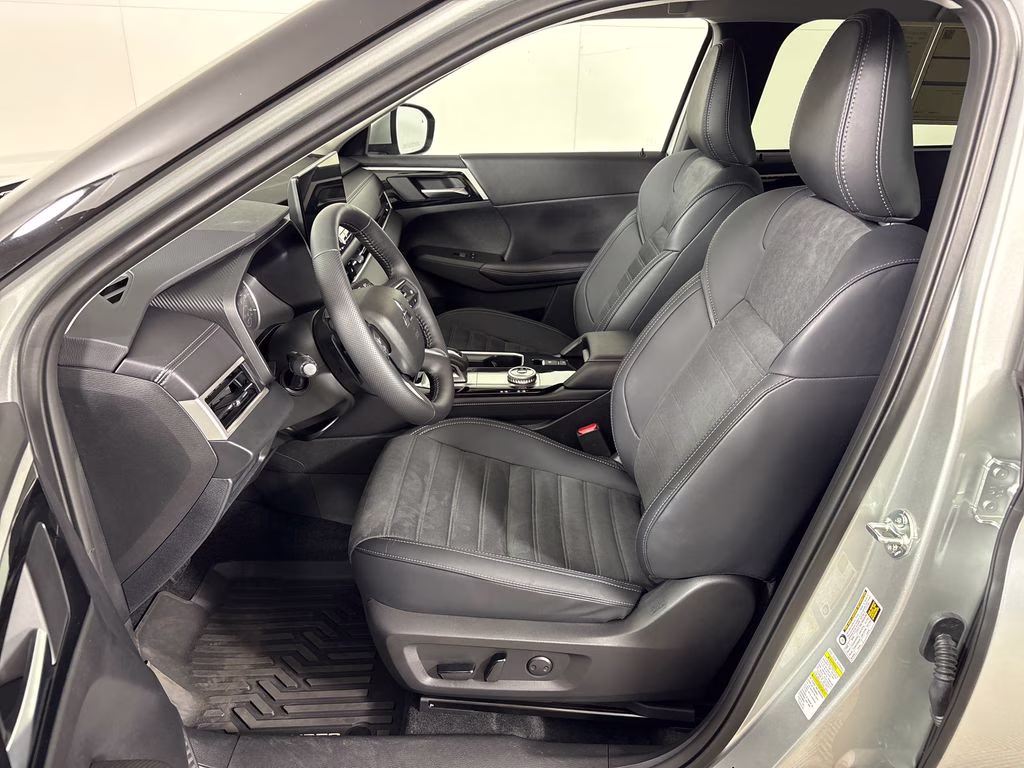 2026 Alloy Silver Metallic Mitsubishi Outlander SE FWD SUV