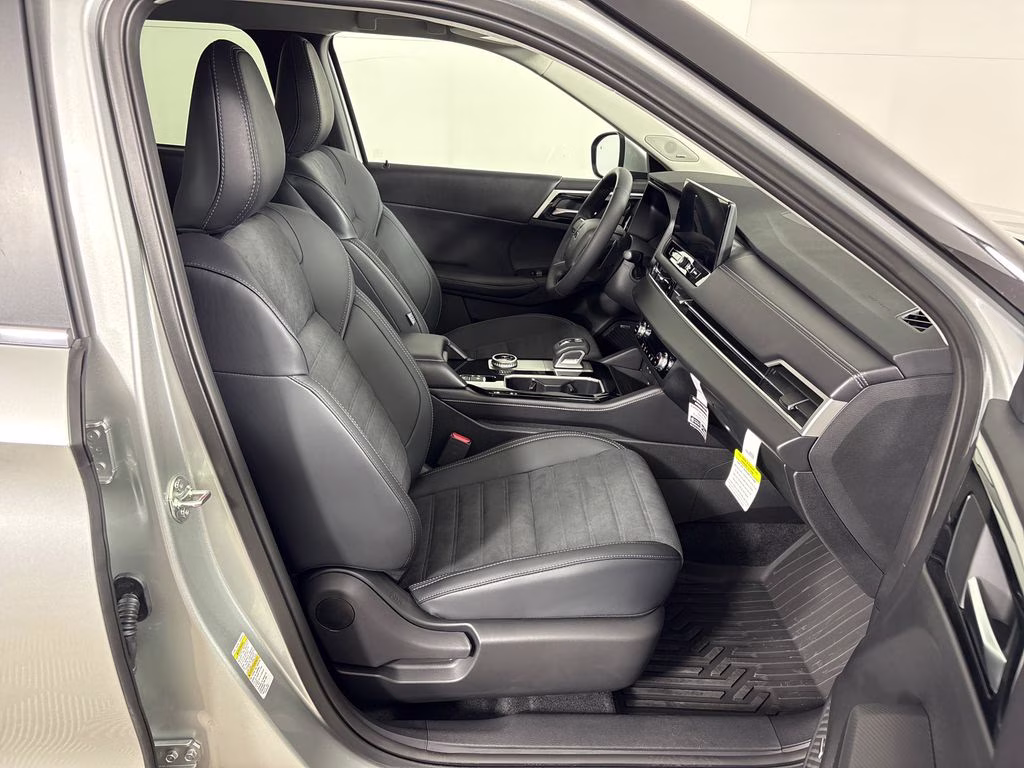 2026 Alloy Silver Metallic Mitsubishi Outlander SE FWD SUV