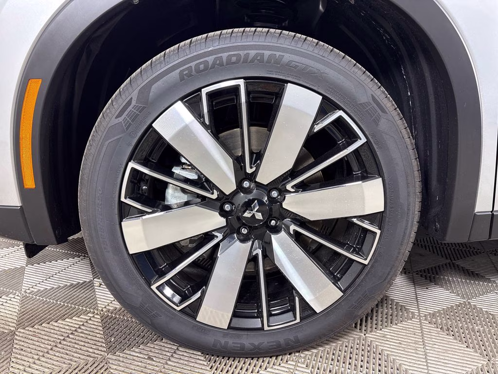 2026 Alloy Silver Metallic Mitsubishi Outlander SE FWD SUV