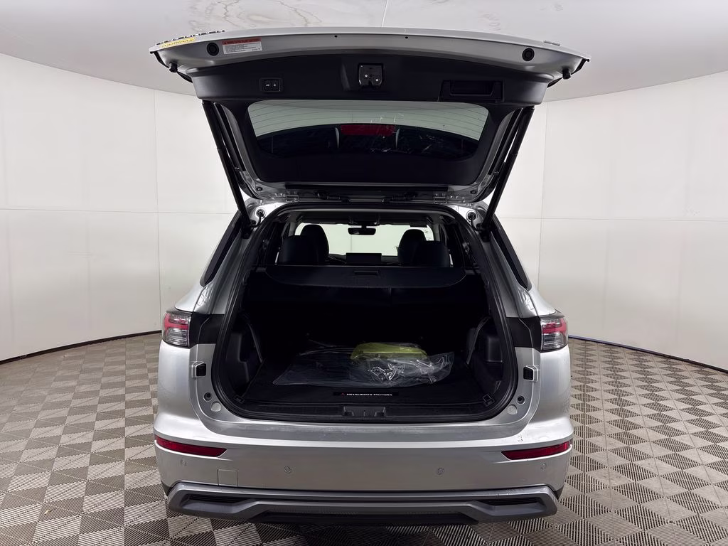 2026 Alloy Silver Metallic Mitsubishi Outlander SE FWD SUV