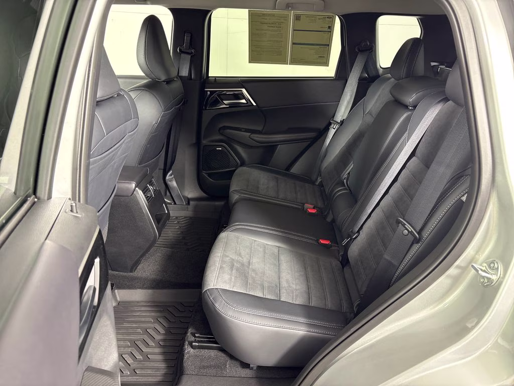 2026 Alloy Silver Metallic Mitsubishi Outlander SE FWD SUV