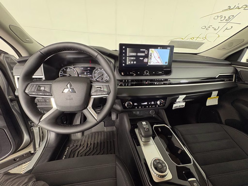 2026 Alloy Silver Metallic Mitsubishi Outlander SE FWD SUV