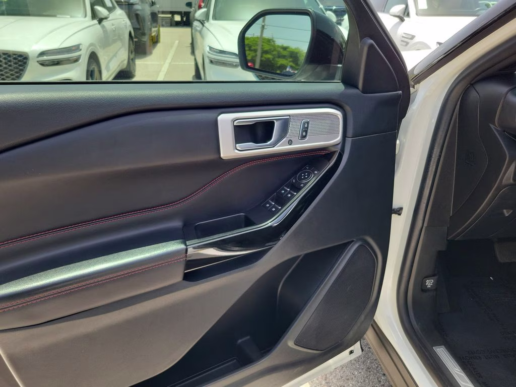 2022 Star White Metallic Tri-Coat Ford Explorer ST-Line RWD SUV