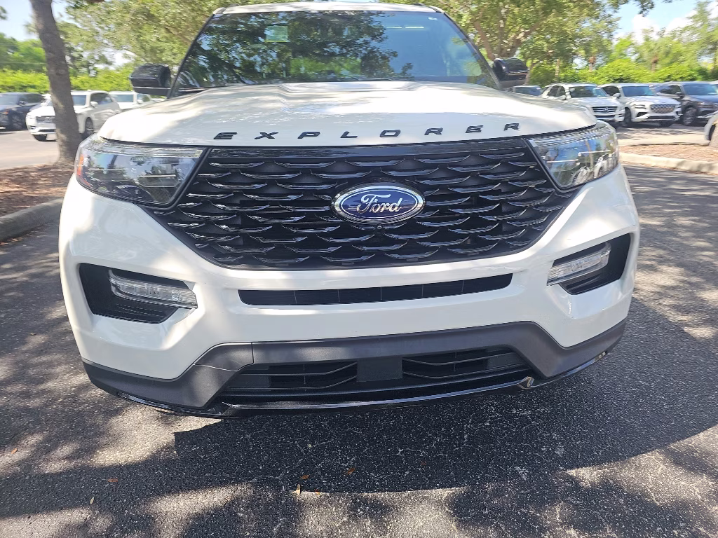 2022 Star White Metallic Tri-Coat Ford Explorer ST-Line RWD SUV