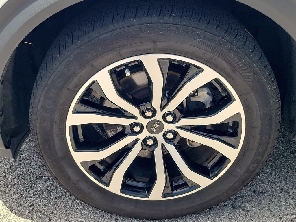 2022 Star White Metallic Tri-Coat Ford Explorer ST-Line RWD SUV
