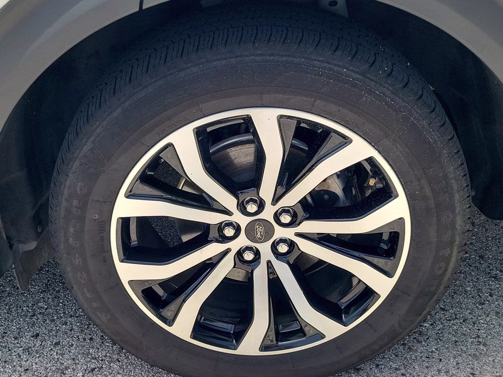 2022 Star White Metallic Tri-Coat Ford Explorer ST-Line RWD SUV