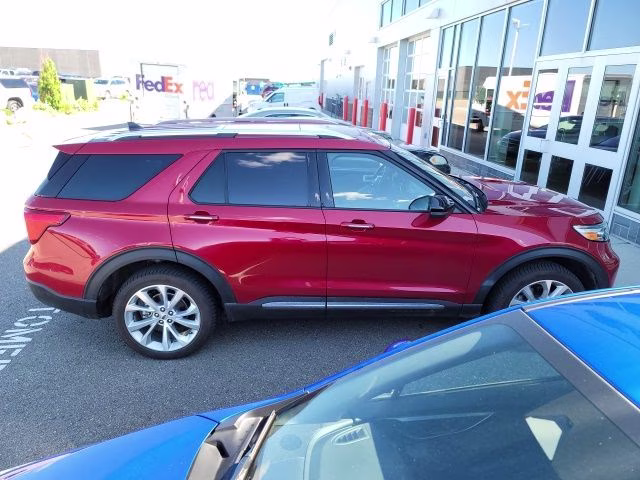 2022 Rapid Red Metallic Tinted Clearcoat Ford Explorer Platinum 4X4 SUV