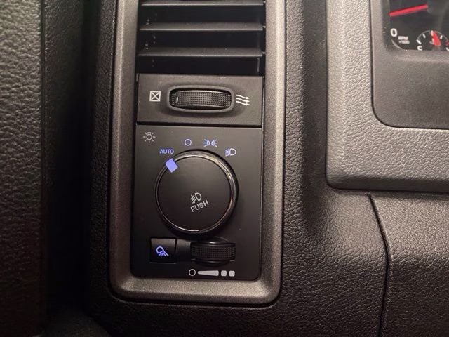 2019 Diamond Black Crystal Pearlcoat Ram 1500 Express 4X4 Truck
