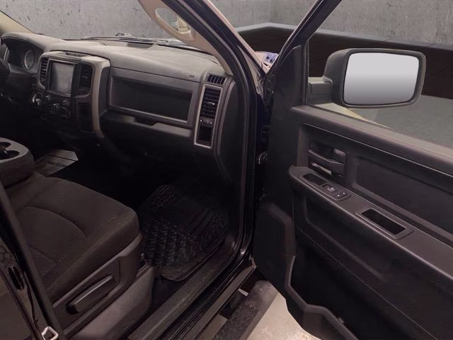 2019 Diamond Black Crystal Pearlcoat Ram 1500 Classic Express 4X4 Truck
