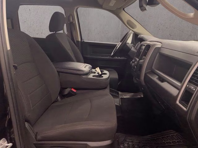 2019 Diamond Black Crystal Pearlcoat Ram 1500 Classic Express 4X4 Truck