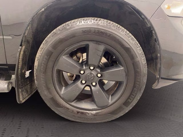 2019 Diamond Black Crystal Pearlcoat Ram 1500 Classic Express 4X4 Truck