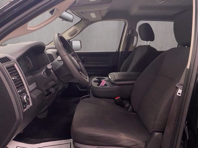 2019 Diamond Black Crystal Pearlcoat Ram 1500 Classic Express 4X4 Truck