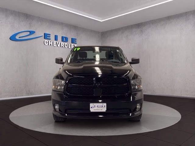 2019 Diamond Black Crystal Pearlcoat Ram 1500 Classic Express 4X4 Truck