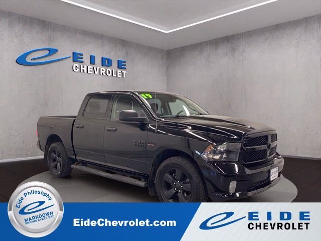 2019 Diamond Black Crystal Pearlcoat Ram 1500 Classic Express 4X4 Truck