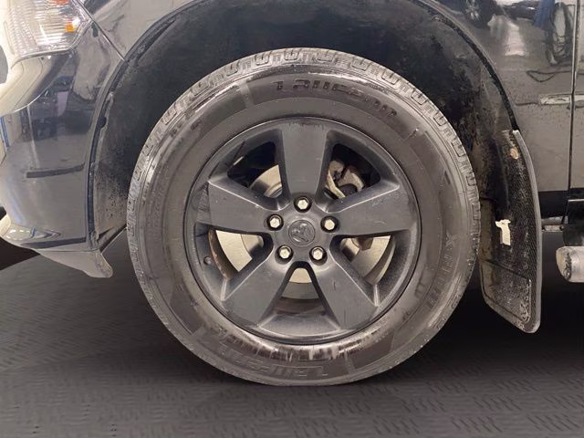 2019 Diamond Black Crystal Pearlcoat Ram 1500 Classic Express 4X4 Truck