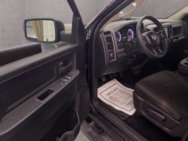 2019 Diamond Black Crystal Pearlcoat Ram 1500 Classic Express 4X4 Truck