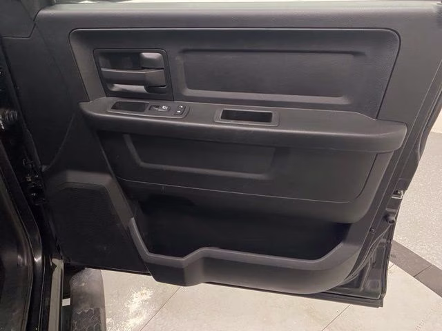 2019 Diamond Black Crystal Pearlcoat Ram 1500 Classic Express 4X4 Truck
