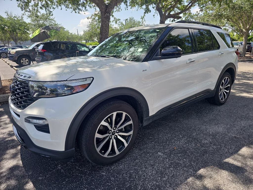 2022 Star White Metallic Tri-Coat Ford Explorer ST-Line RWD SUV