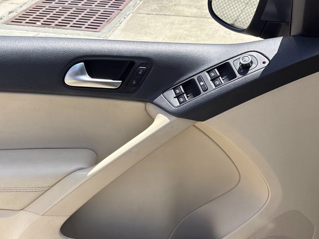 2012 Pepper Gray Metallic Volkswagen Tiguan SE FWD SUV