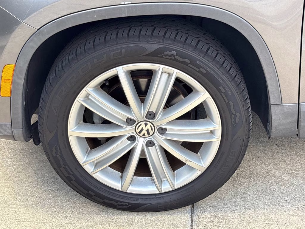 2012 Pepper Gray Metallic Volkswagen Tiguan SE FWD SUV