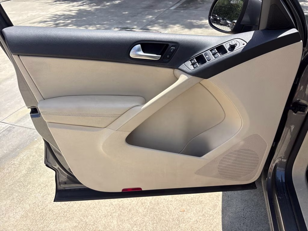 2012 Pepper Gray Metallic Volkswagen Tiguan SE FWD SUV
