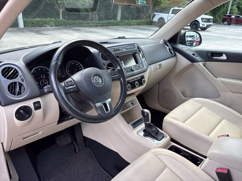 2012 Pepper Gray Metallic Volkswagen Tiguan SE FWD SUV