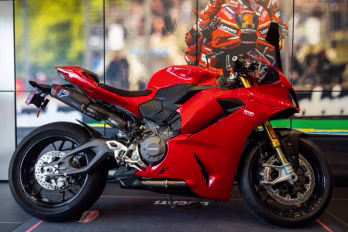 2026 RED Ducati PANIGALE V2 S