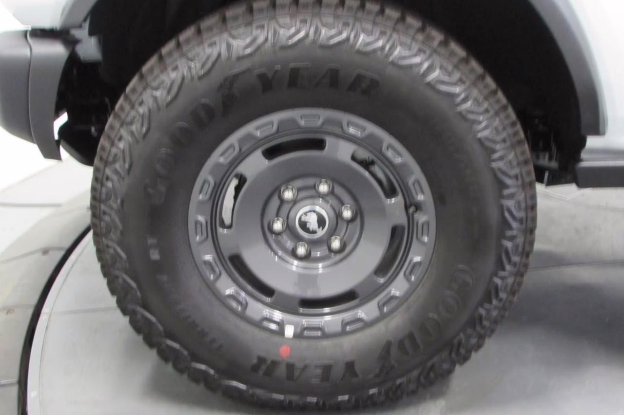 2025 Oxford White Ford Bronco Badlands 4X4 SUV